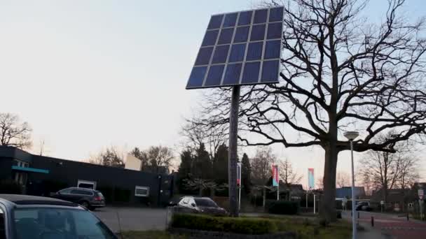 Grand Panneau Solaire Sur Poteau Debout Sur Parking — Video