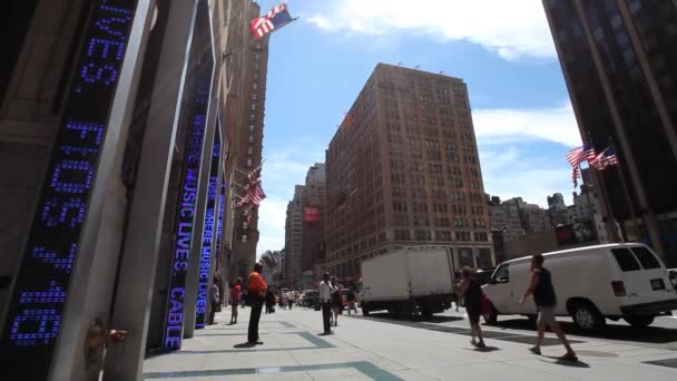 纽约市曼哈顿一个阳光明媚的日子里的金融区 — 图库视频影像