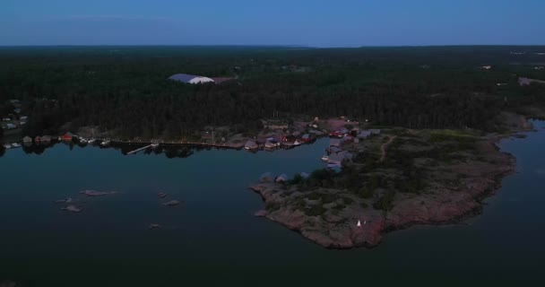 Luchtfoto Rond Stad Karingsund Zomeravond Ahvenanmaa Finland Baan Drone Shot — Stockvideo