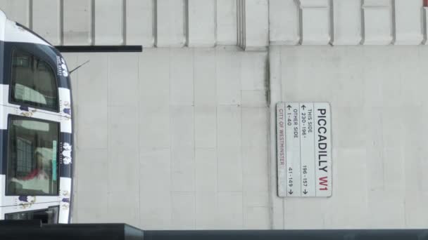 Vertikální Záběr Piccadilly Ulice Londýně Lidmi Procházející Dědictví Budovy Pozadí — Stock video