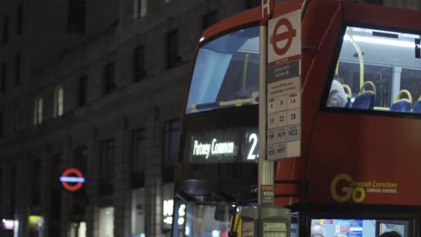 Лондон Великобритания Timelapse Людей Сидящих Ярко Красном Замороженном Йогуртовом Автобусе — стоковое видео