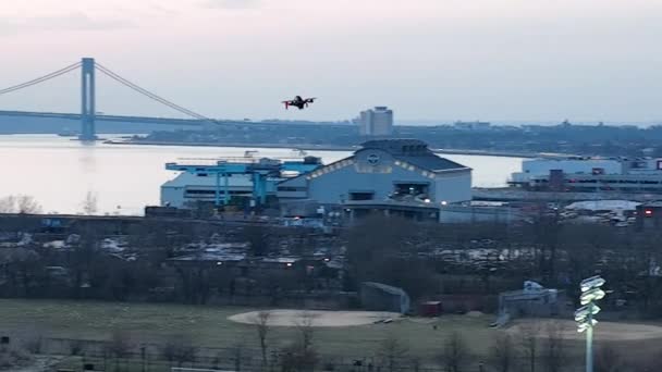 Una Vista Aérea Sobre Calvert Vaux Park Brooklyn Durante Una — Vídeo de stock