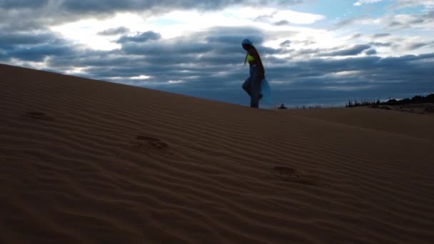 Fashionable Caucasian Girl Model Walking Sand Dune Endless Desert Overcast — Stockvideo