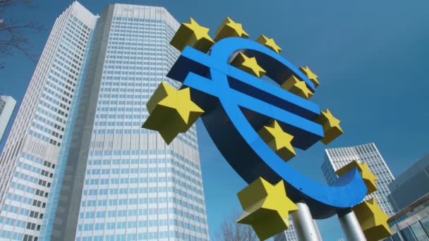 Euro Sign Euro Skulptur Frankfurt Main Front Eurotower Sunny Day — Stockvideo