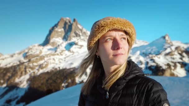Dziewczyna Odwraca Się Twarzą Kamery Górą Pic Midi Ossau Tle — Wideo stockowe