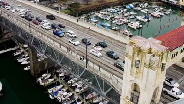 Tráfico Puente Calle Burrard Sobre Marina False Creek Durante Rally — Vídeos de Stock