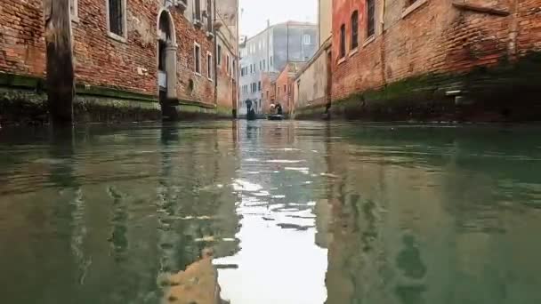 Water Surface Pov Local Venetian People Rowing Boat Downtown Narrow — стокове відео