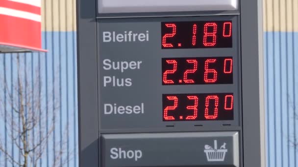 Hoge Brandstofprijzen Als Gevolg Van Oorlog Oekraïne Economische Crisis Tankstation — Stockvideo