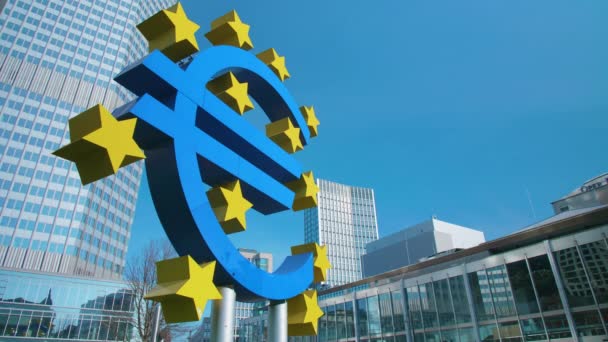Euro Sign Euro Skulptur Frankfurt Main Front Eurotower Sunny Day — Stockvideo