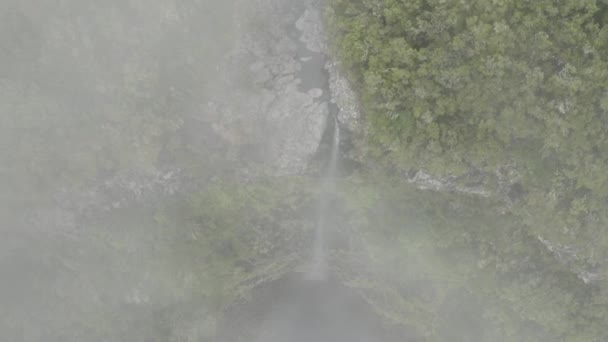 Drone Shot Moving Thin Clouds Revealing Lagoa Vento Waterfall Madeira — Vídeo de stock