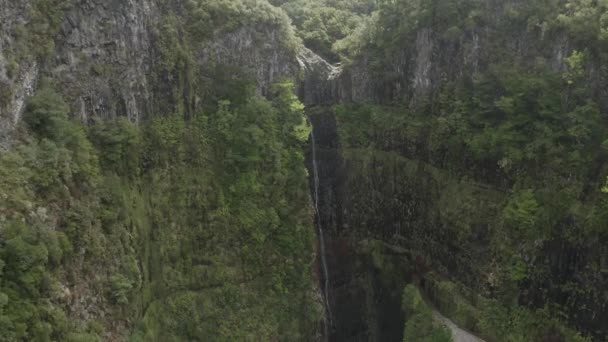 Amplia Épica Toma Aérea Cascada Lagoa Vento Madeira — Vídeos de Stock