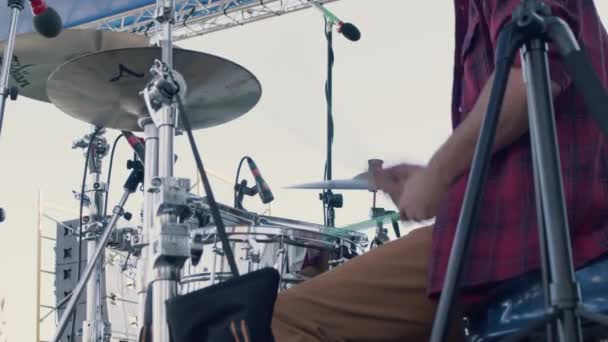Drummer Παίζει Μια Υπαίθρια Συναυλία — Αρχείο Βίντεο