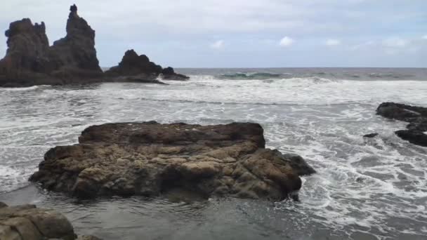 加那利群岛火山海滩上的地平线景观 沿着被水覆盖的海滩形成了火山碎屑岩 海滩沙子是黑色的 — 图库视频影像