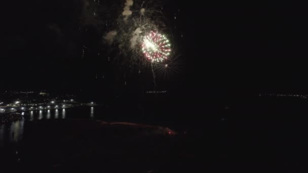 Drohne Filmt Nächtliches Feuerwerk Über Dem Wasser Weitschuss — Stockvideo