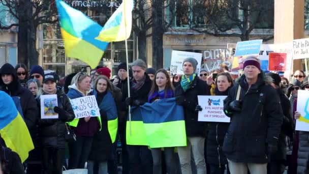 People Ukrainian Flags Signs Protest Russian War Stockholm — стокове відео