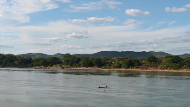 Een Vissersboot Drijvend Langs Mekong Rivier Thailand Laos — Stockvideo