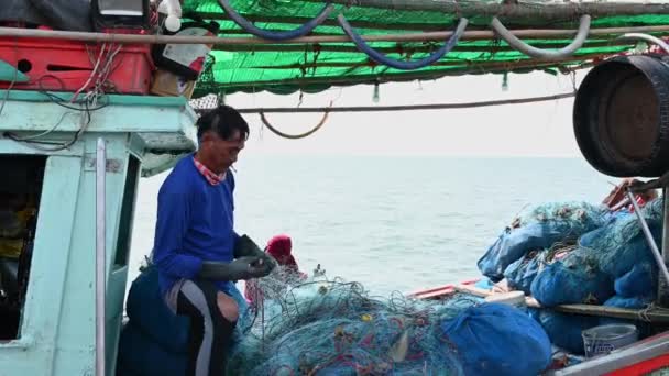 Mending Net While Smoking Sorri Para Câmera Como Barco Move — Vídeo de Stock