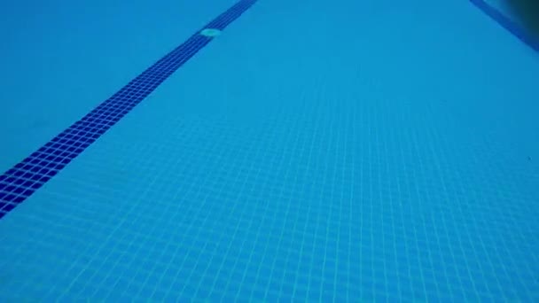 Pov Someone Diving Swimming Pool Pool View Someone Swimming Distance — Vídeo de Stock