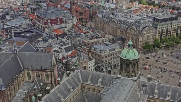 阿姆斯特丹荷兰航空14号无人驾驶飞机在王宫上空盘旋 鸟瞰着繁忙的大坝广场 有国家纪念碑 当地人和游客参观 2021年8月 — 图库视频影像