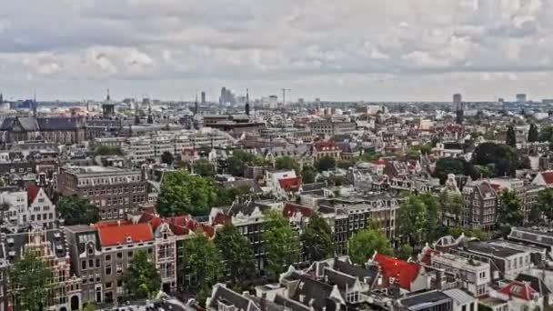 阿姆斯特丹荷兰航空24号无人驾驶飞机飞越著名的Grachtengordel Canal区 夺取了成排的杜奇别墅 飞向Binnenstad区历史性的皇家宫殿 2021年8月 — 图库视频影像