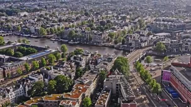 アムステルダムオランダ空中のV34パンは 周辺地域の庵博物館や歴史的なダウンタウンの街並みをキャプチャする西部の通りに向かってBlauwbrug橋から撮影した 8月2021 — ストック動画