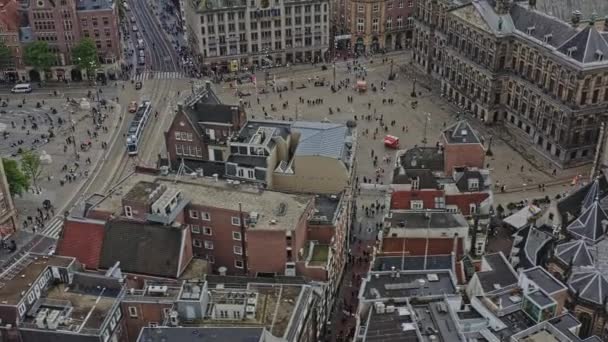 阿姆斯特丹荷兰航空18号鸟瞰无人机环绕旅游大坝广场飞行 捕捉历史建筑和国家纪念碑 有轨电车沿街行驶 2021年8月 — 图库视频影像