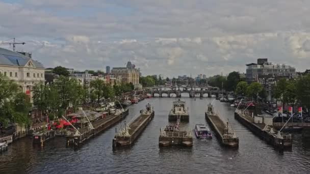 阿姆斯特丹荷兰航空V21低空无人驾驶飞机飞越多座横跨阿姆斯特丹河的桥梁 捕捉到了2021年8月日光下韦斯珀齐德和杰鲁扎伦社区的浪漫城市景观 — 图库视频影像