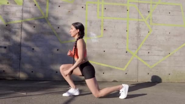 年轻的西班牙女人为了户外运动跳楼 侧视图 — 图库视频影像