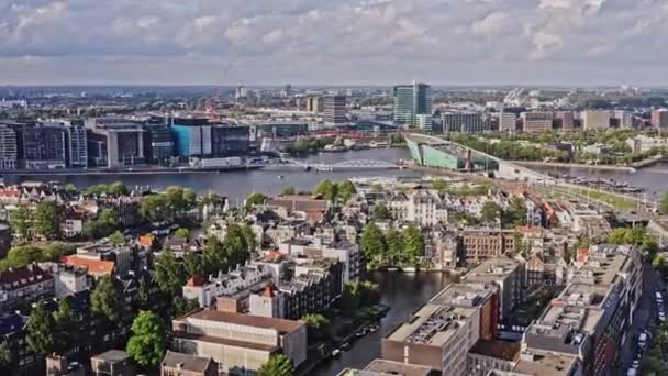 阿姆斯特丹荷兰航空37号班机从尼莫科学馆起飞 穿过Lastage街区拍摄到了2021年8月市区美丽的自然遗产城市景观 — 图库视频影像