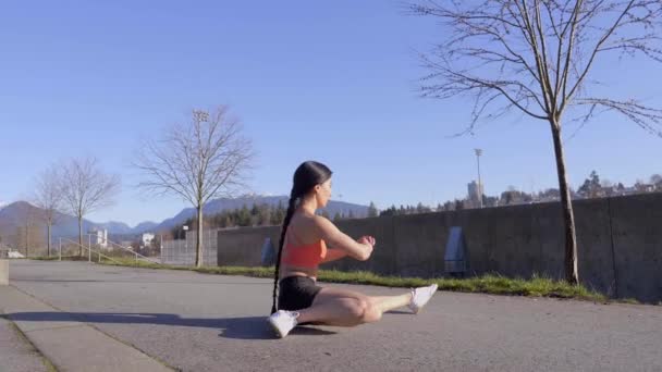 Ung Kvinna Som Sitter Yogasidan Lunge Poserar Och Repeterar Motsatt — Stockvideo