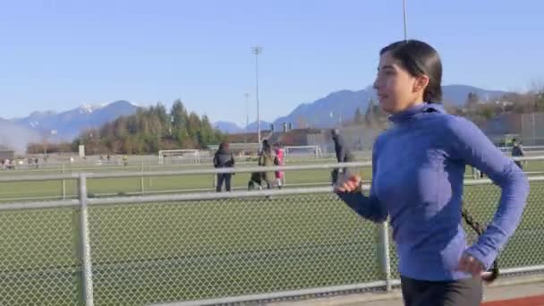 Donna Ispanica Che Corre Pista Sul Campo Orbita Seguendo Tiro — Video Stock