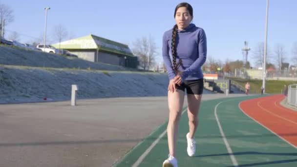 Athletic Hispanic Woman Stops Jogging Take Breather Hands Knees — ストック動画