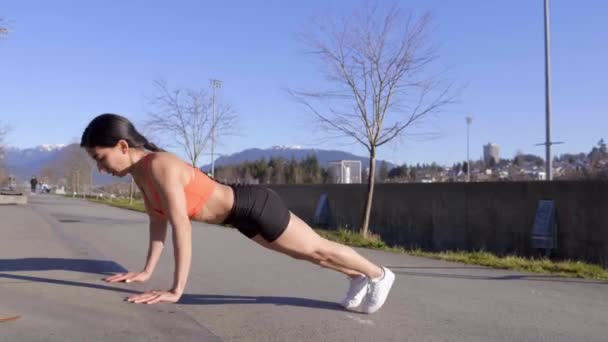 体重训练中以做俯卧撑为重点的年轻女子 — 图库视频影像