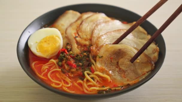 Ramen Noodles Sopa Tomilho Picante Com Carne Porco Assada Estilo — Vídeo de Stock