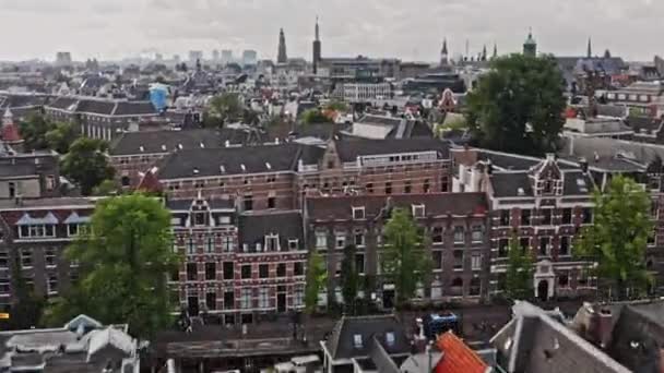 阿姆斯特丹 荷兰航空 第41版 低层飞越Neeuwmarkt Lastage Wallen和Binnenstad社区 占领了位于历史城区中心的狭窄运河房屋 2021年8月 — 图库视频影像