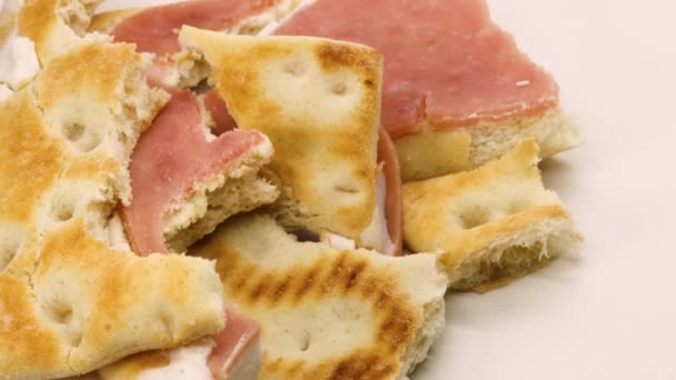 Sobras Sándwich Jamón Queso Sándwich Residuos Alimentos Sólidos Girando Sobre — Vídeo de stock