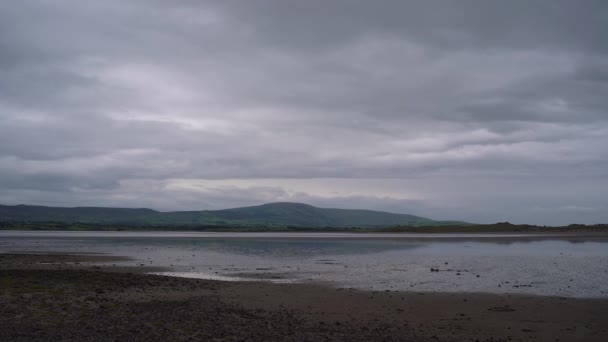 Wolken Ziehen Über Meerblick Niedrigwasser Timelapse — Stockvideo