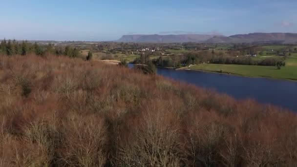 Lough Gill County Sligo Benbulben Çevresindeki Parlak Yeşil Alanlar — Stok video