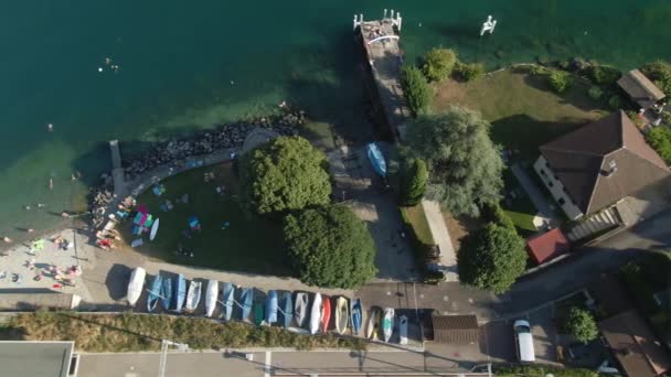 Aerial Beach Vid Genèvesjön Med Människor Vatten Drone Overhead Skott — Stockvideo