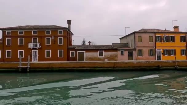 イタリアの移動ボートから見たヴェネツィアのラグーンのブラーノ島のカラフルな家 横方向の表示 — ストック動画
