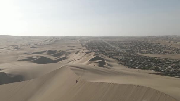 Aerial Turisták Túrázni Fel Masszív Sivatagi Homokdűne Száraz Ica Peru — Stock videók