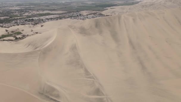 Inclinação Aérea Ica Peru Está Enfiado Contra Enormes Dunas Areia — Vídeo de Stock