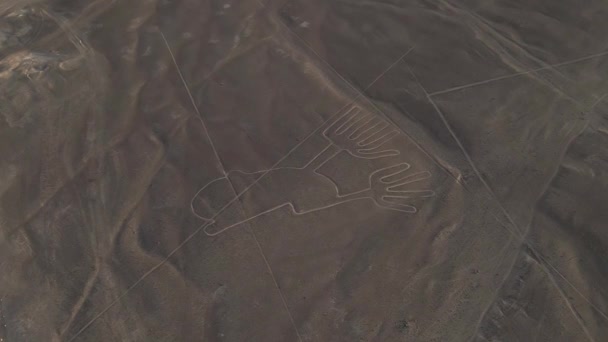 Aerial Tilt View Ancient Nazca Geoglyph Called Hands Peru Desert — 비디오