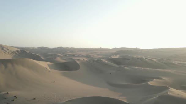 Aerial Dune Buggy Turistiche Esplorano Sabbia Desertica Tractless Perù — Video Stock