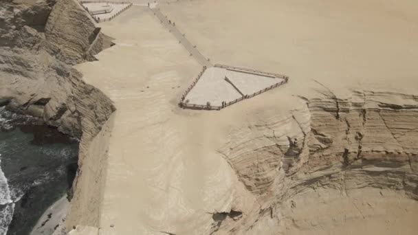 Aerial Wycofuje Się Punktów Widokowych Szczycie Klifów Piaskowych Przybrzeżnym Peru — Wideo stockowe