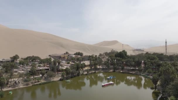 Long Aerial Ascent Huacachina Oasis Reveals Ica Peru — Stock video
