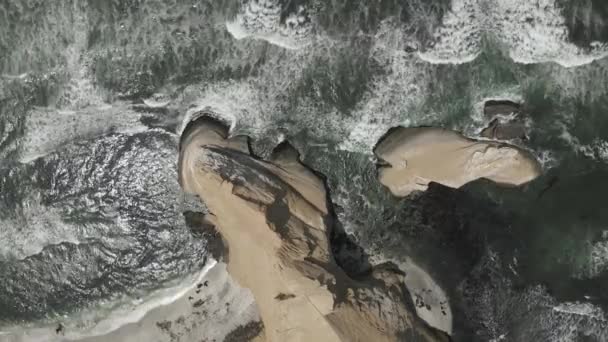 Verticaal Zicht Vanuit Lucht Zand Zee Kliffen Geërodeerde Zee Stapel — Stockvideo