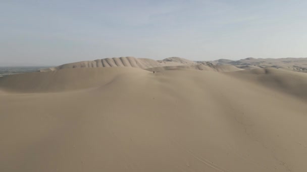 Aerial Flight Three People Atop Massive Sand Dune Ica Peru — Vídeo de Stock