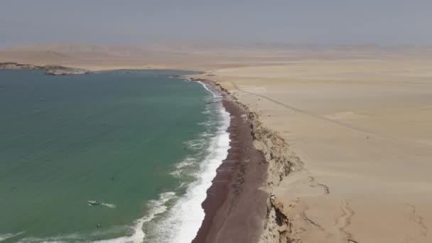 Aerial Flight Pacific Ocean Meets Featureless Desert Peru — Vídeo de Stock