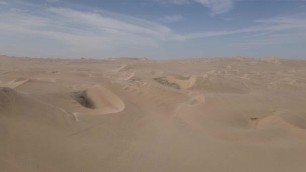 Aerial Endless Tract Desert Sand Dunes Wispy Cloud Sky — Video